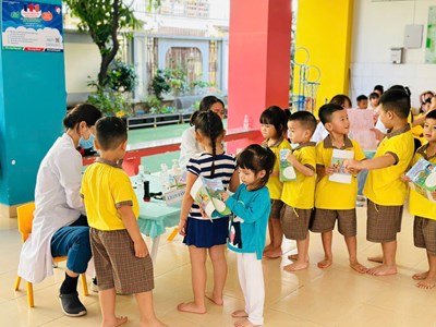 Các bé lớp Chồi 2 khám sức khoẻ tại trường